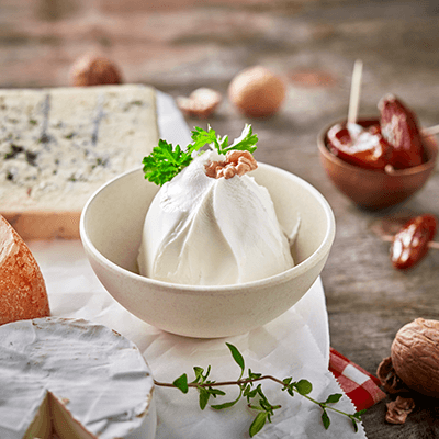 Ein weicher, cremiger Ziegenkäse in einem Schälchen