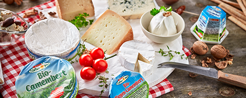 Verschiedene SPAR Natur*pur-Käsesorten auf einem Tisch