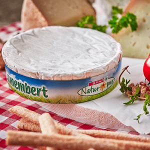 Ein SPAR Natur*pur Weichkäse in einem Pappschälchen