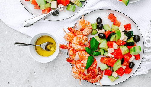 Sommersalat mit Melone, Oliven, Fetakäse und Garnelen