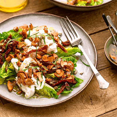 Ein Salat mit Käse, frischen Schwammerln, getrockneten Tomaten und mehr