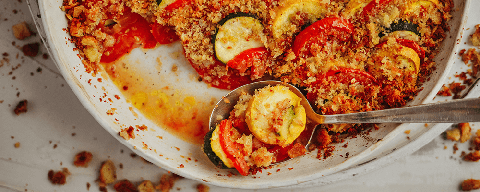 Ein Gratin mit Tomaten, grünen und gelben Zucchini