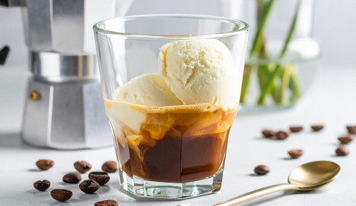 Ein Affogato: ein Glas mit einem Espresso und einer Kugel Vanilleeis