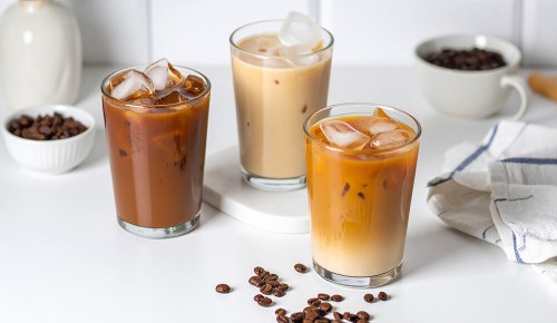 Drei Gläser mit Cold Brew Kaffee und Iced Coffee