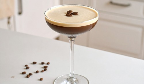 Ein Espresso Martini in einem Martini Glas