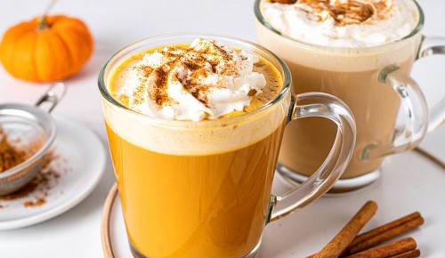 Eine Tasse mit einem Pumpkin Spice und eine Tasse mit einem Cinnamon Spice Latte