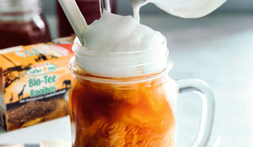 Rooibos-Chai-Latte mit Kräutertee-Eiswürfel | SPAR Mahlzeit!