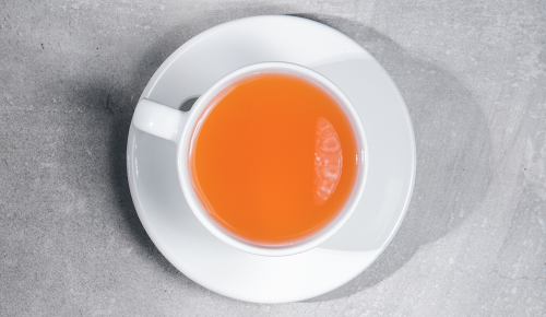 Tasse Tee isoliert auf grauem Hintergrund. Draufsicht, oben