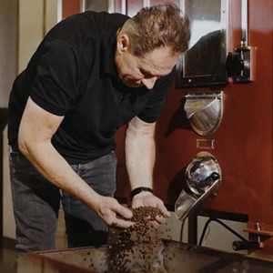 Ein Mitarbeiter von Mocafé beim Begutachten von Kaffeebohnen