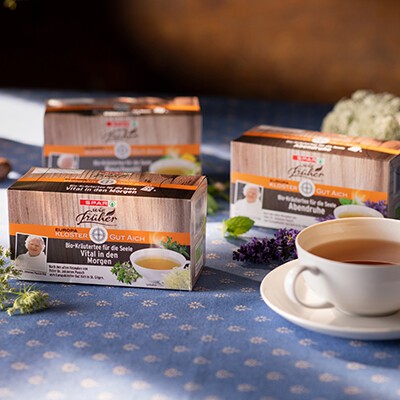 Mehrere Packungen SPAR wie früher Bio-Kräutertees neben einer Tasse Tee