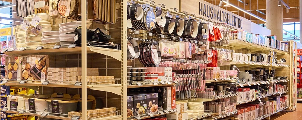 Verschiedene Haushaltswaren in einem Regal eines INTERSPAR-Hypermarktes