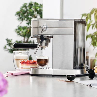 Eine SIMPEX Siebträger Kaffeemaschine auf einem Tisch
