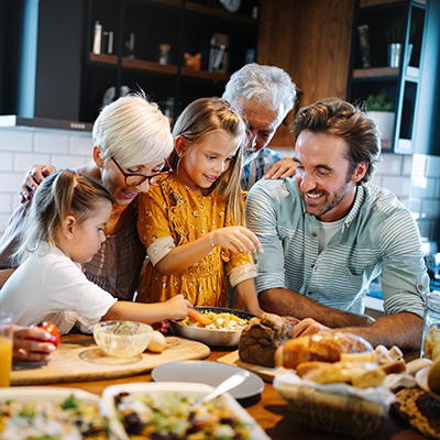 Fröhliche Familie verbringt eine schöne Zeit zusammen beim Kochen in der Küche