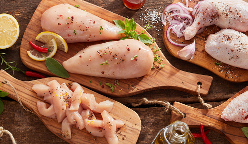 Verschiedene stücke Fleisch liegen auf mehreren Brettchen