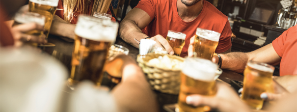 Mehrere Personen stoßen mit Gläsern voller Cider an