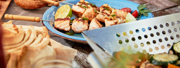 Verschiedene gegrillte Speisen, wie Gemüse, Spieße und mehr