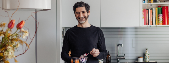 Paul Ivic posiert mit seinen neu kreierten SPAR Premium-Gerichten