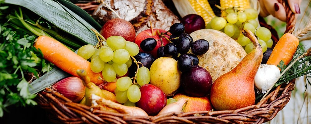 Viele verschiedene Obst- und Gemüsesorten liegen in einem Korb