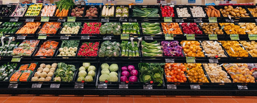 Ein volles Obst-  und Gemüseregal in einem INTERSPAR-Hypermarkt