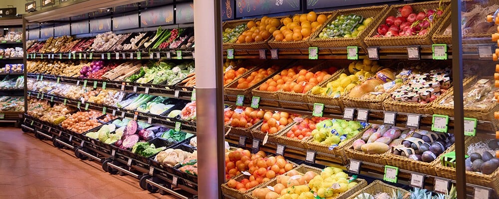 Ein volles Obst- und Gemüseregal in einem INTERSPAR-Hypermarkt