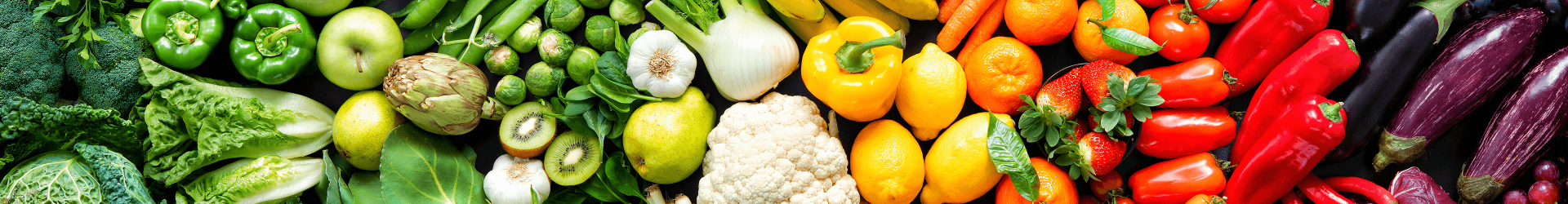 Viele verschiedene Obst- und Gemüsesorten nach Farben zu einem Regenbogen sortiert 