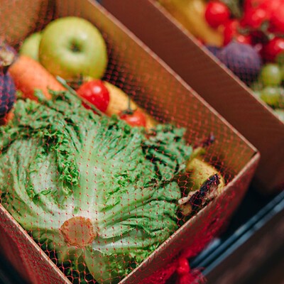 Ein Obst- und Gemüsekisterl zum retten von Lebensmitteln in einem INTERSPAR