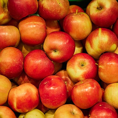 Viele rot-gelbe Äpfel auf einem Haufen in einem INTERSPAR