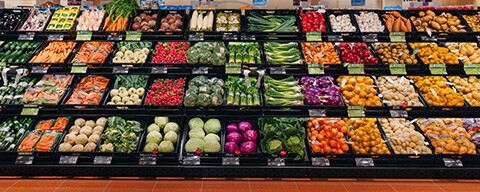 Ein volles Obst-  und Gemüseregal in einem INTERSPAR-Hypermarkt