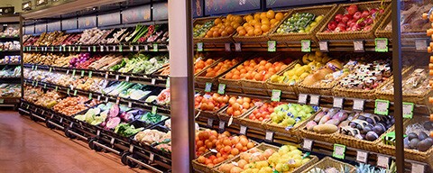 Ein volles Obst- und Gemüseregal in einem INTERSPAR-Hypermarkt