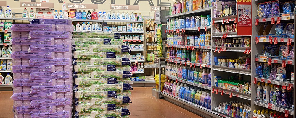 Viele verschiedene Putz- und Reinigungsutensilien in einem INTERSPAR-Hypermarkt