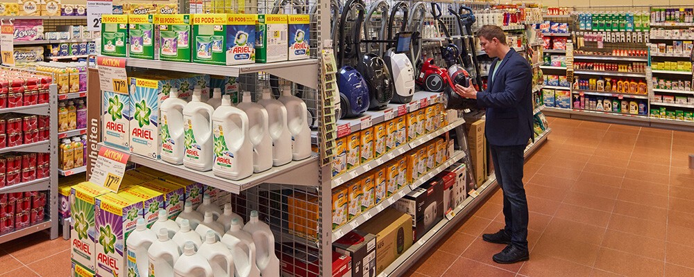 Ein Mann beim Aussuchen eines Staubsaugers in einem INTERSPAR-Hypermarkt