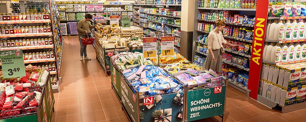 Mehrere Personen beim Einkaufen von Putzsachen in einem INTERSPAR-Hypermarkt