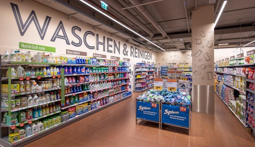 Regale gefüllt mit Produkten zum Putzen & Reinigen in einem INTERSPAR