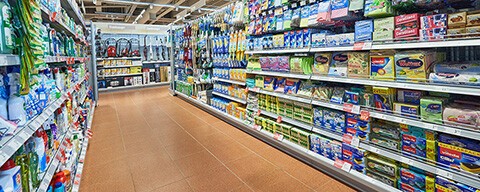 Blick in die Abteilung mit Putzmittel in einem INTERSPAR-Hypermarkt 