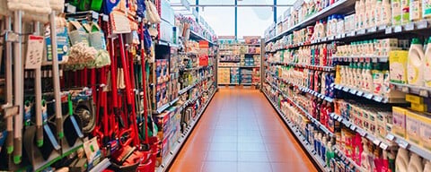 Blick in die Abteilung mit Putz- und Reinigungsutensilien in einem INTERSPAR-Hypermarkt