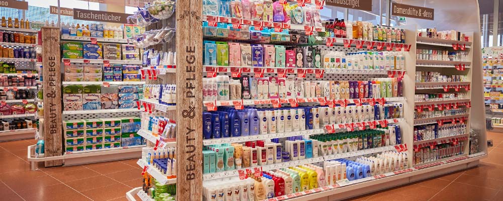 Blick in die Abteilung für Damen-Rasuren in einem INTERSPAR-Markt