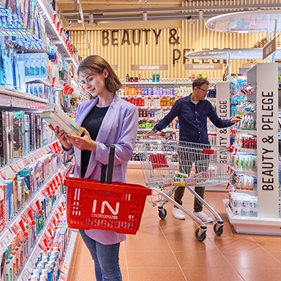 Gang mit Personen die im INTERSPAR einkaufen. 