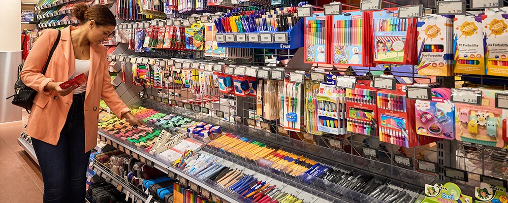 Eine Frau beim Einkaufen von Büroartikeln in einem INTERSPAR-Hypermarkt 