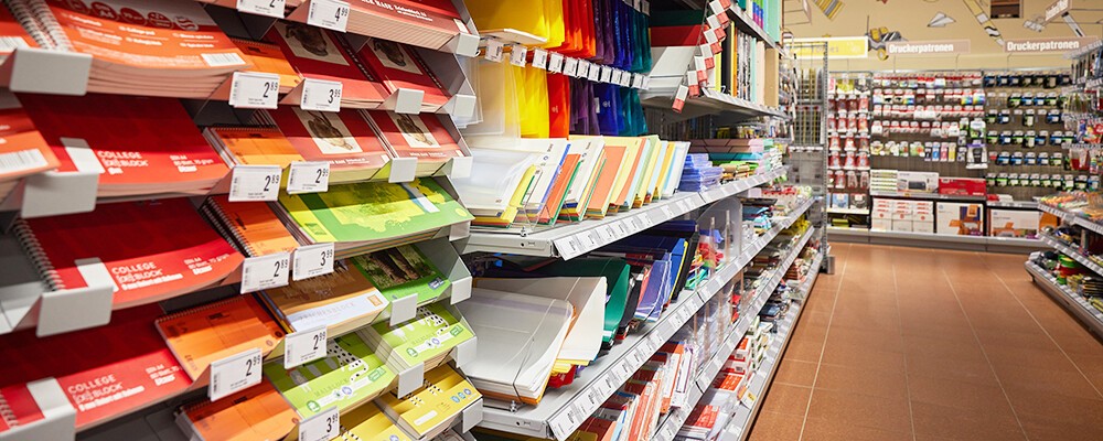 Ein Regal voller Hefte, Schnellhefter, Folien und mehr in einem INTERSPAR-Hypermarkt