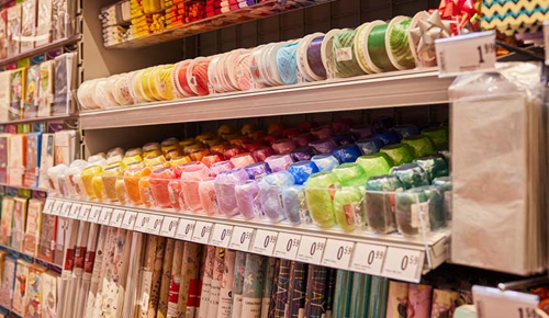 Viele verschiedene bunte Textmarker in einem INTERSPAR-Regal
