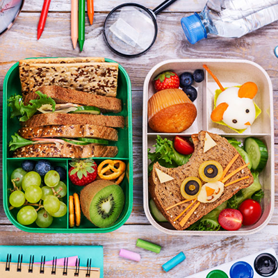 Eine Kinder-Jausenbox gefüllt mit verschiedenen Snacks