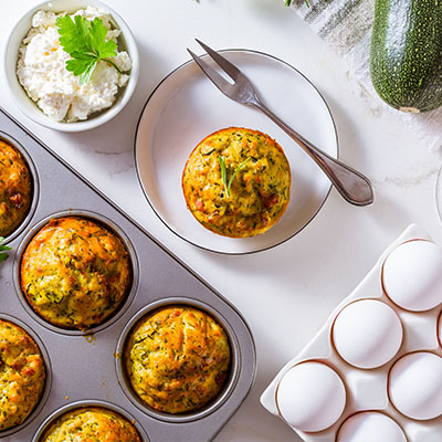 Frisch gebackene gesunde Muffins in einer Muffinform