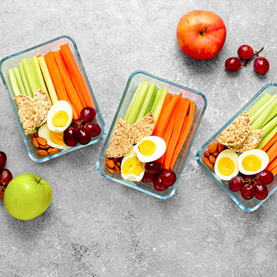 Eine Kinder-Jausenbox gefüllt mit verschiedenen Snacks