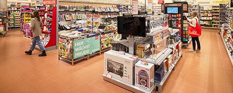 Mehrere Personen beim Einkaufen in der Abteilung für Schul- und Büroartikel in einem INTERSPAR-Hypermarkt