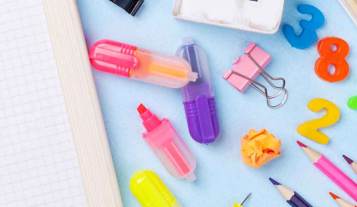 Bunte Textmarker und eine Papierklammer