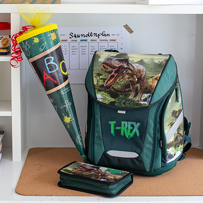 Eine Schultüte, eine Schultasche und ein Federmäppchen