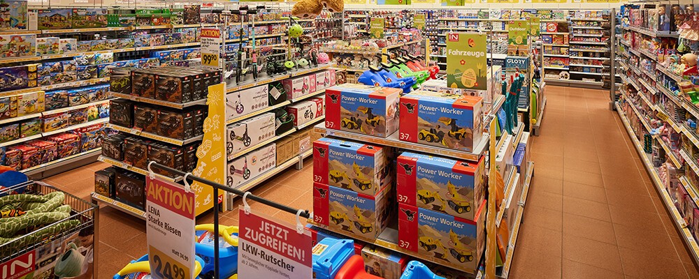 Blick in die Spielwarenabteilung eines INTERSPAR-Hypermarktes