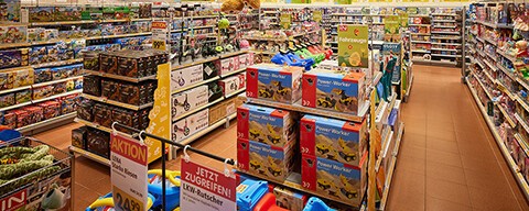 Blick in die Spielwarenabteilung eines INTERSPAR-Hypermarktes