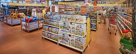 Verschiedene Spielsachen in einem INTERSPAR-Hypermarkt