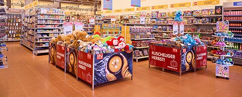 Mehrere verschiedene Regale voller Spielsachen in einem INTERSPAR-Hypermarkt